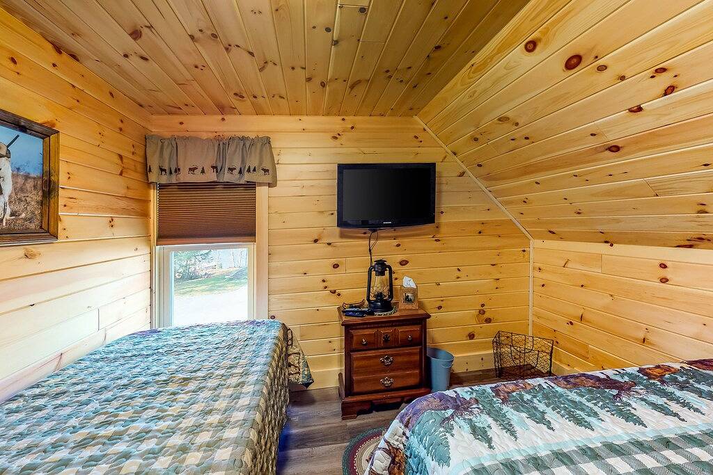 Lakeview Getaway - Trailer Parking, Walk to Ramp, Dogs Welcome & High-Speed Wifi in Greenville (ME), Moosehead Lake