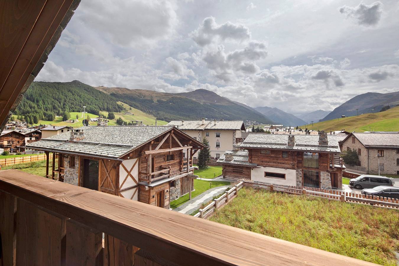 Ganze Wohnung, Ferienwohnung 'Chalet Leur Gusja Golp Trilocale' mit Bergblick, Gemeinschaftsgarten und Wlan in Livigno (Stadt), Livigno