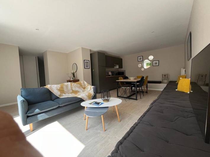 Gîte pour 2 personnes, avec vue ainsi que piscine et jardin dans Thermes de Camoins les Bains - 3