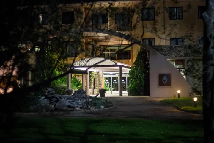 Resort para 3 personas, con jacuzzi y sauna además de jardín y piscina - 1