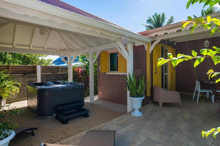 Maison de vacances pour 2 personnes, avec terrasse ainsi que jardin et jacuzzi