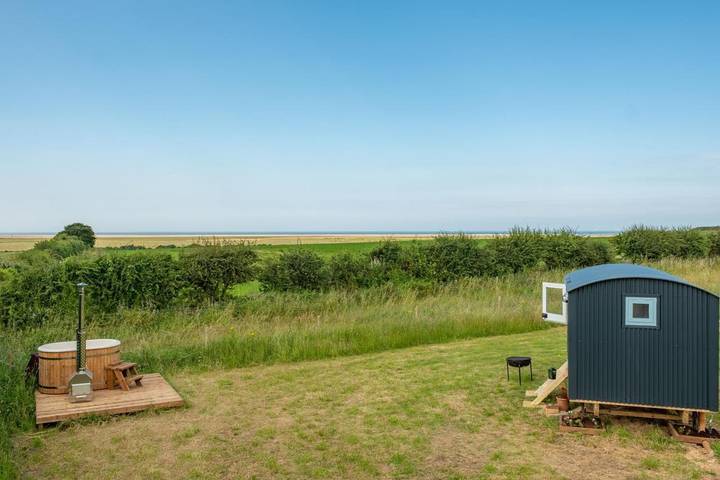 Holiday rental for 2 people, with hot tub and garden, with pets in Stiffkey