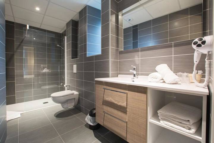 Hôtel pour 3 personnes, avec terrasse ainsi que jardin et piscine à Rieupeyroux - 2