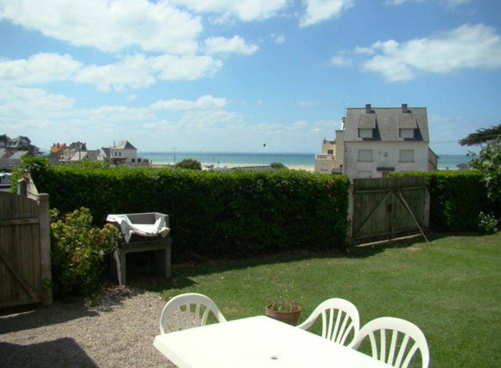 Gîte Clair de Lune, vue mer, 50 m de la plage in Caroual, Erquy