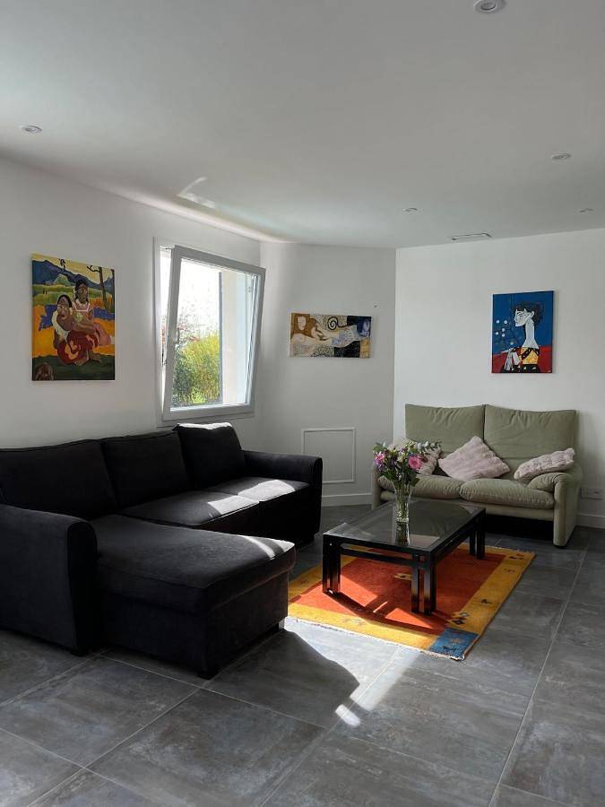 Location de vacances pour 4 personnes, avec piscine ainsi que vue et terrasse à Veyre-Monton