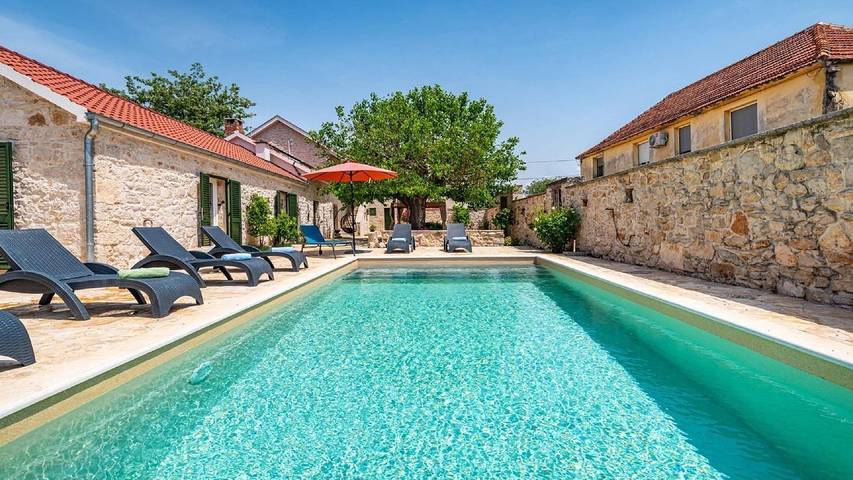 Ferienhaus für 9 Personen, mit Balkon und Garten sowie Pool