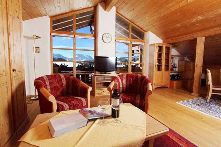 Ganze Ferienwohnung, Sonnhof's Ferienresidenz - 2-Raum-Dach-Wohnung Dorfblick mit Balkon in Reit im Winkl, Bayerische Alpen