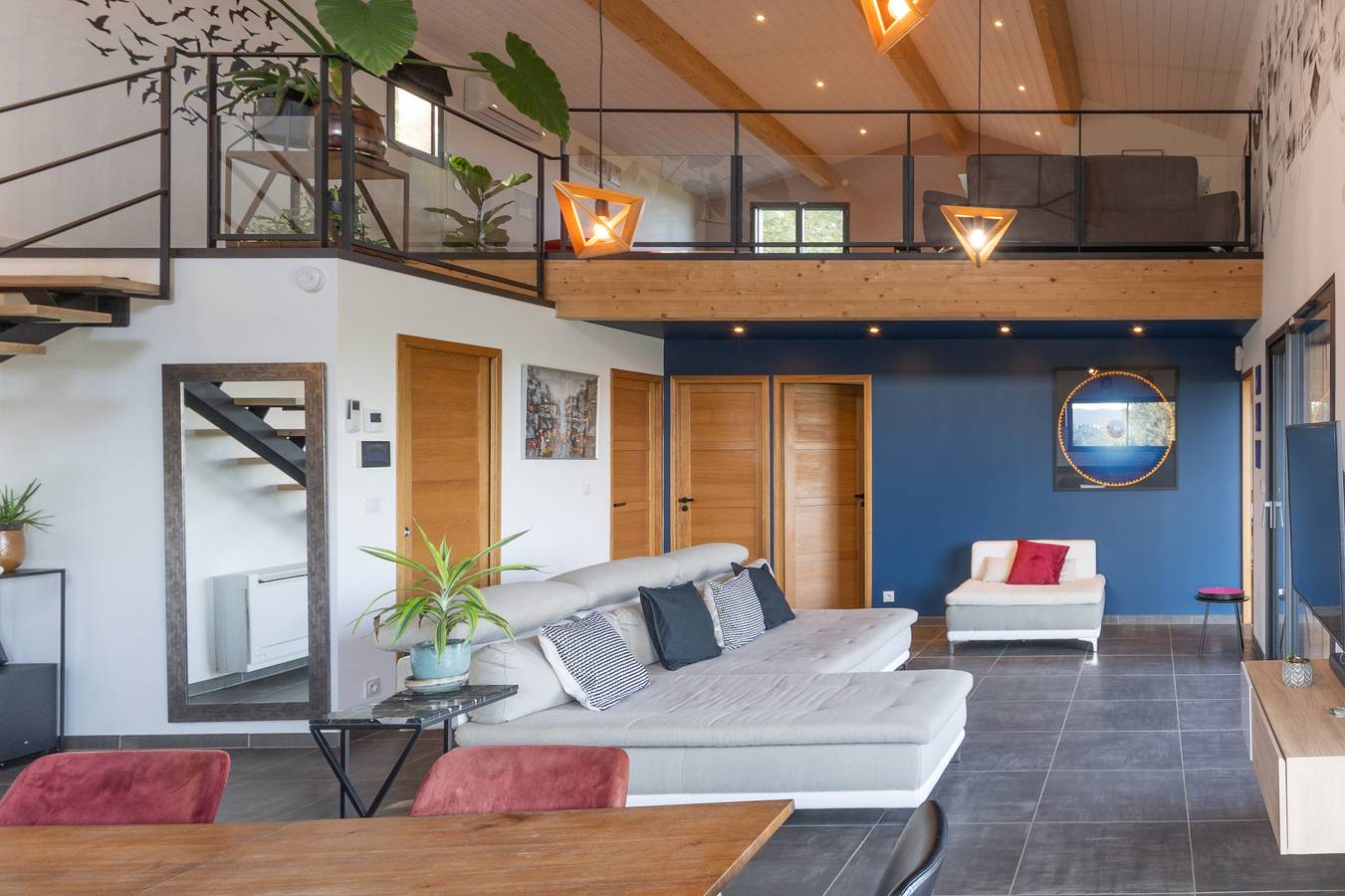 Villa 'Maison Contemporaine Céleste' met Uitzicht op de Bergen, Privézwembad en Wifi in Ucel, Parc naturel régional des Monts d'Ardèche