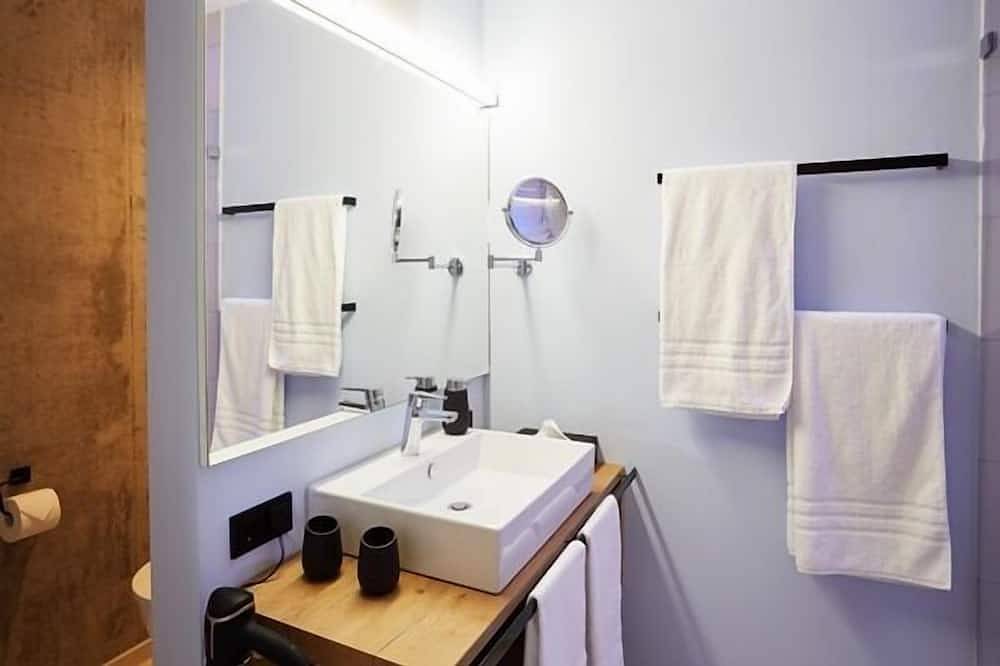 Ganze Wohnung, Apartment am Ufer, 37qm, 1 Schlafzimmer, 1 Wohn-/Schlafzimmer, Loggia, max. 3 Personen in Singen, Hegau