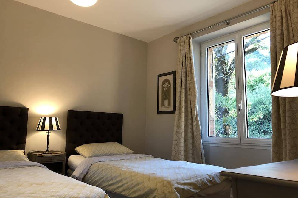 Appartement entier, Pierre magnifiquement restaurée Maison, 6 couchages. A 18 acres de jardins magnifiques in Saint-Front-sur-Lémance, Région de Villeneuve-sur-Lot