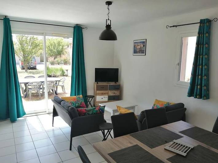 Location de vacances pour 6 personnes, avec terrasse ainsi que bassin pour enfant et piscine, adapté aux familles à Saint-Saturnin-lès-Avignon - 2