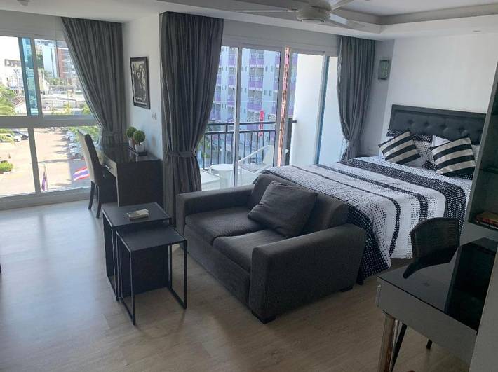 Location de vacances pour 2 personnes, avec jacuzzi ainsi que piscine et jardin à Pattaya