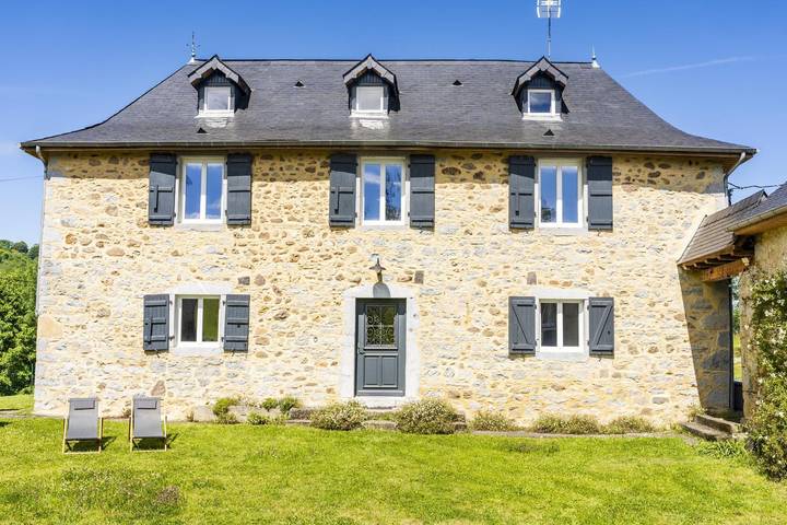 Gîte pour 7 personnes, avec jardin à Lasseubetat