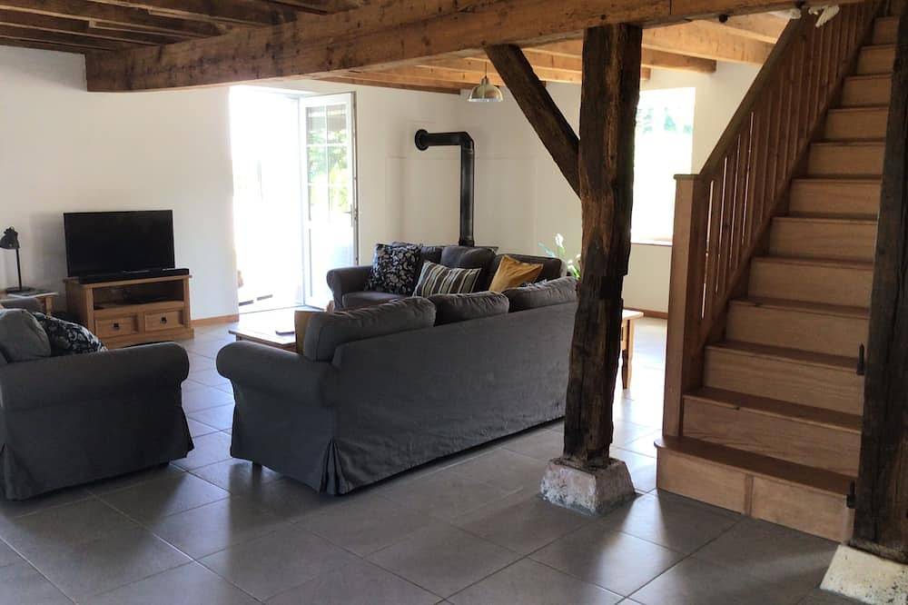 A very spacious cottage with 3 large ensuite bedrooms with Great views. Sleeps 8 in Saint-Savin, Vienne