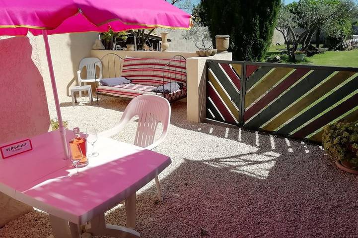 Location de vacances pour 2 personnes, avec terrasse ainsi que jardin et piscine à Vers-Pont-du-Gard