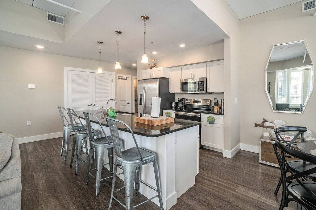 Ganze Wohnung, New Downtown Riverfront Edgewater Condo in Manistee, Manistee County