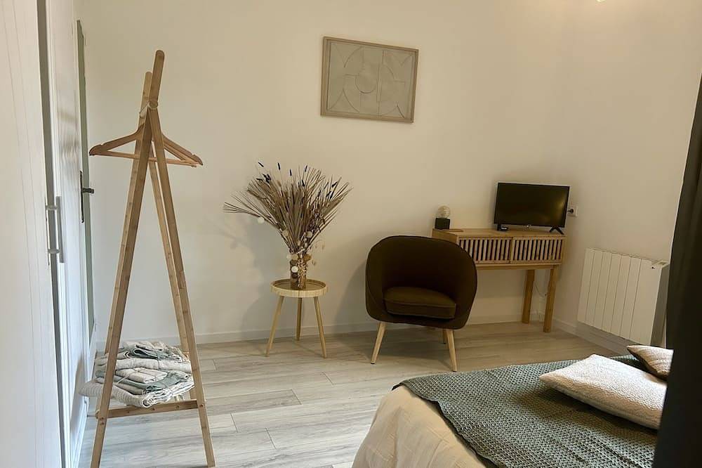 Doppelbett oder zwei Einzelbetten-Deluxe-Ensuite-Poolblick in Plassac, Blaye und Umgebung
