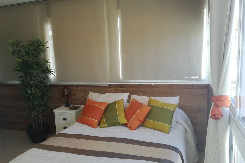 Entire apartment, Torremolinos: Beautiful apartment 100 meters away from the beach in Montemar Torremolinos, Torremolinos