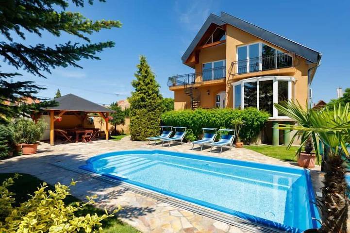 Ferienhaus für 15 Personen, mit Pool und Garten