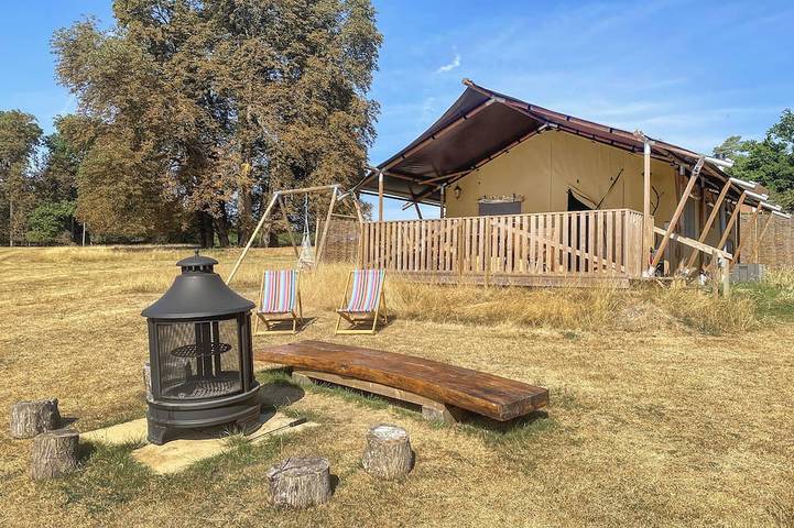 Glamping for 5 people, with garden, with pets in Oxfordshire