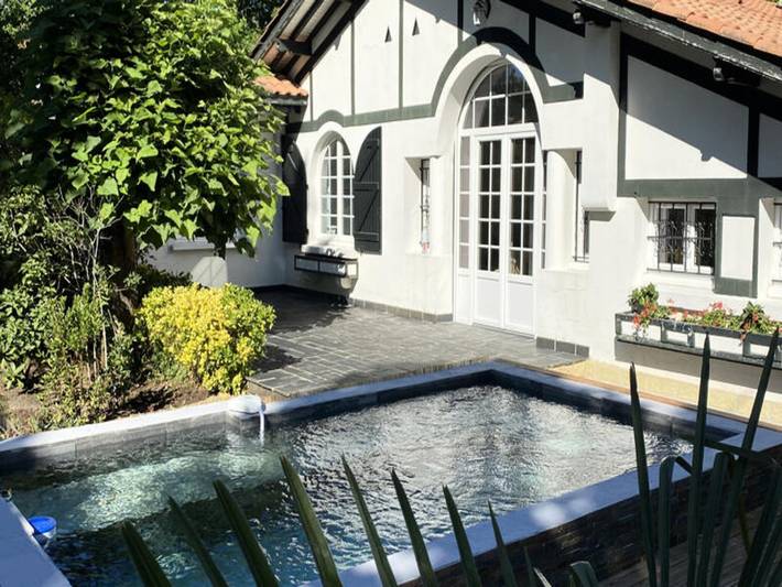 Appartement de vacances pour 9 personnes, avec jardin et piscine, adapté aux familles