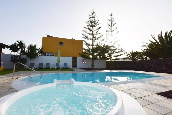 Ferienhaus für 5 Personen, mit Balkon und Whirlpool sowie Terrasse und Pool