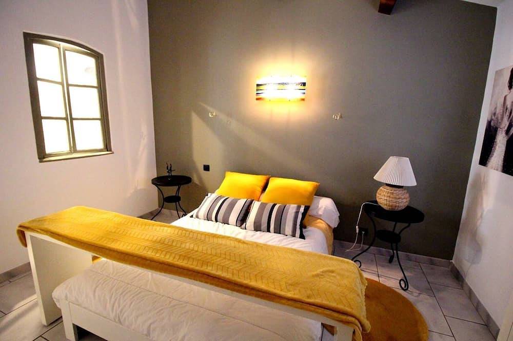 In Entressen, Alpilles, country house with A/C and excellent amenities pets admitted(1). in Istres, Istres region