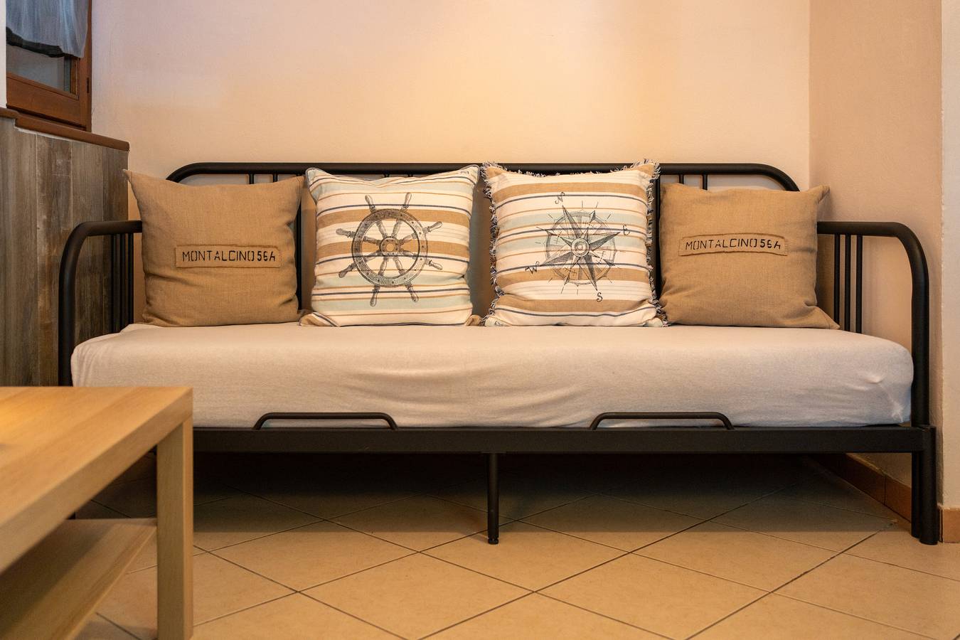 Bed and Breakfast 'Camera 1' with Shared Terrace, Wi-Fi and Air Conditioning in Arezzo Province