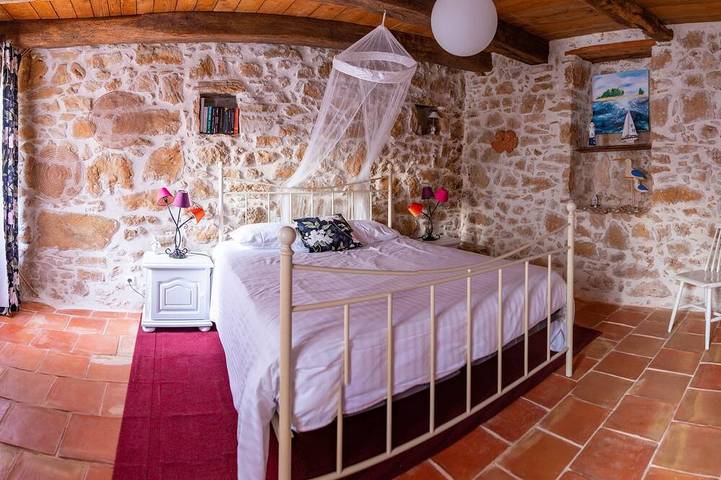 Gîte pour 6 personnes, avec piscine et jardin à Sabran - 2