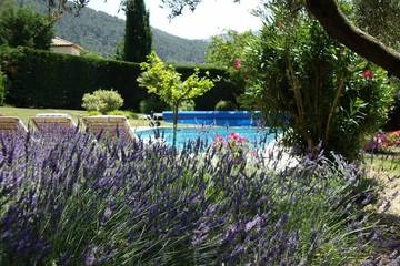 Gîte pour 4 personnes, avec jardin et jacuzzi ainsi que terrasse et piscine à Auriol