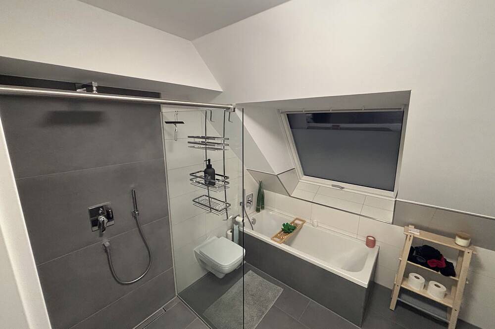 Ganze Wohnung, 2Zi. Maisonette Wohnung - Dachterrasse, Whirlpool, Fahrstuhl, Klima, Kliniknähe in Bad Salzuflen, Kreis Lippe