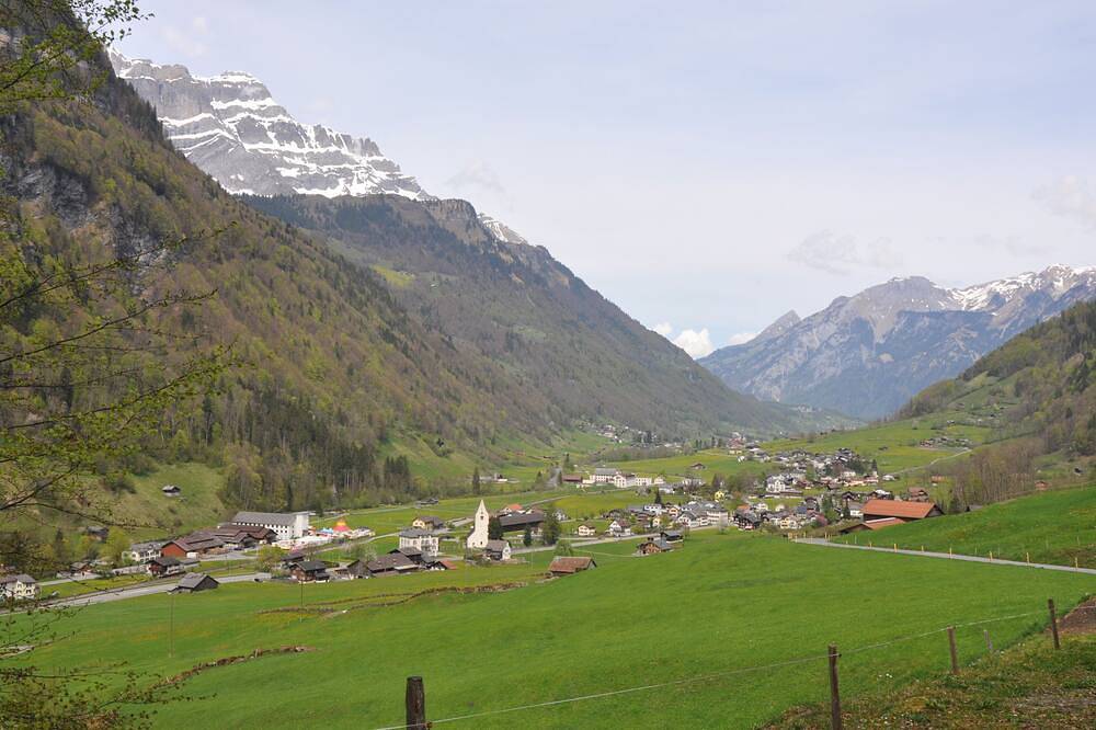 Entire apartment, Holidays in the heart of nature \"Journey through the world\" in Glarus Süd, Canton of Glarus