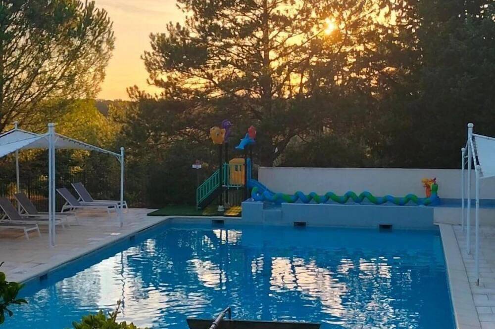 Camping 3 étoiles - Piscine  - ccbfihg in Châteauneuf-de-Gadagne, Vaucluse