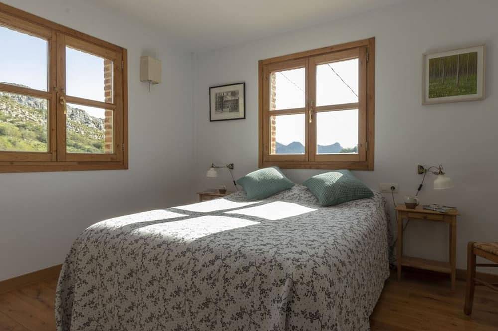 House in mountain location with amazing views. in Berodia, Cabrales