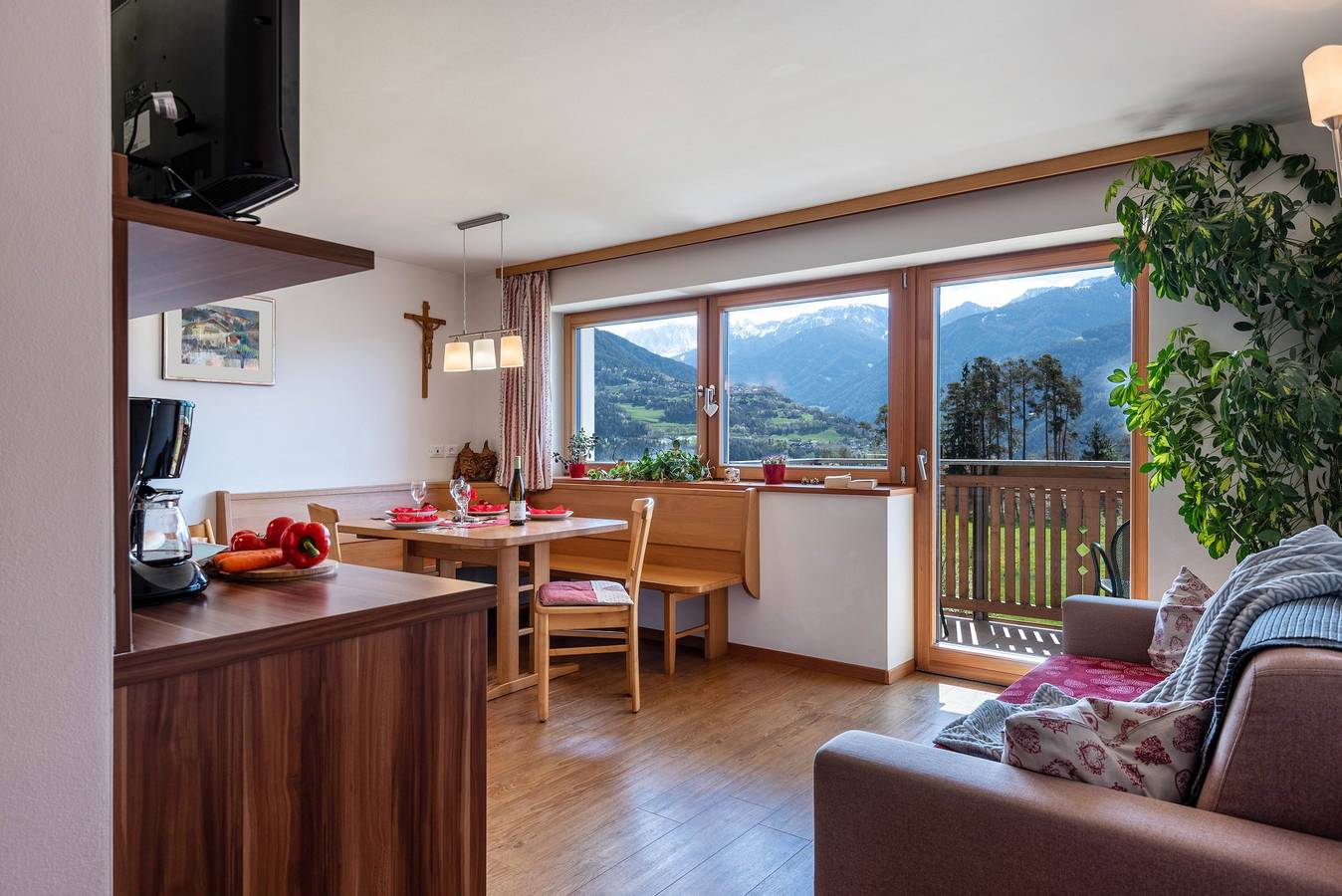 Ganze Wohnung, Huberhof Apartment 'Golden Delicious' mit Bergblick, Garten und Wlan in Pedraz, Dolomiti Superski