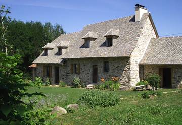 Gîte pour 8 personnes, avec terrasse et jardin à Roannes-Saint-Mary