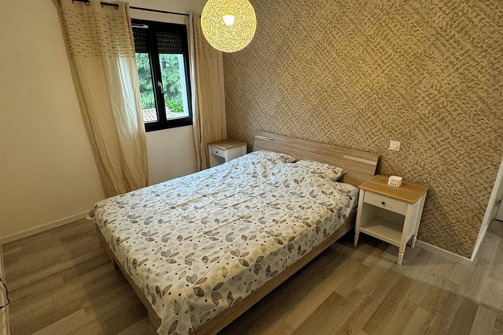 Superb house with garden and swimming pool close to transport links in Avignon, Vaucluse