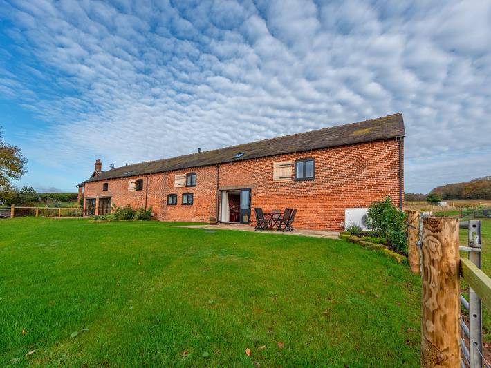 Glamping for 10 people, with garden and terrace in Staffordshire