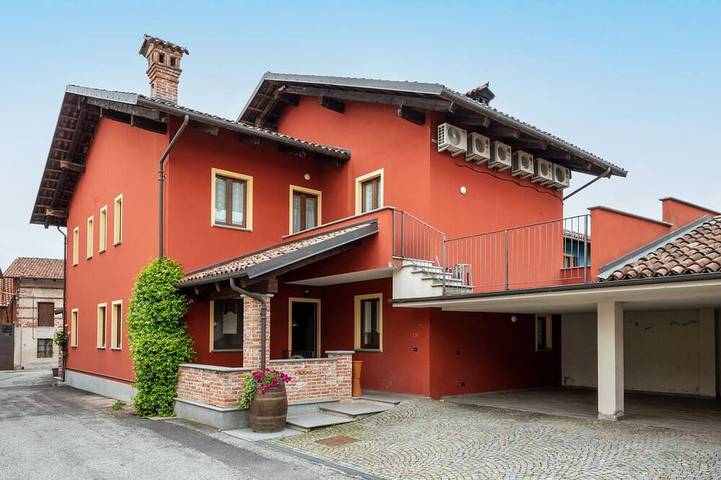 Location de vacances pour 12 personnes, avec piscine et jardin à Narzole