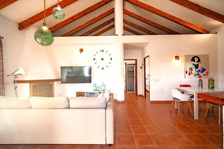 Casa para 7 personas, con jacuzzi además de piscina y jardín en Zahora