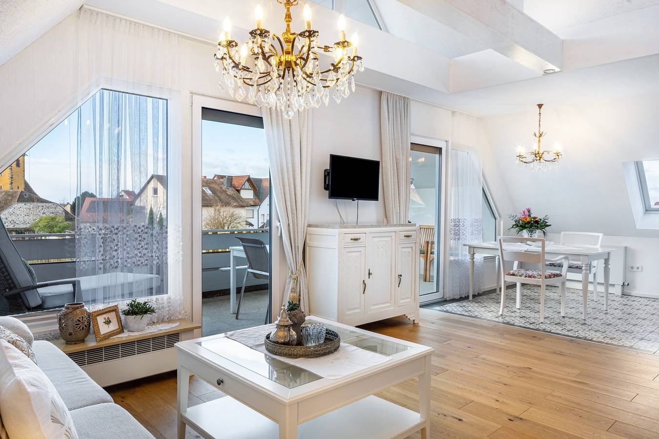 Ganze Wohnung, Ferienwohnung 'Rose' mit Bergblick, privater Terrasse und Wi-Fi in Oberrotweil, Vogtsburg im Kaiserstuhl