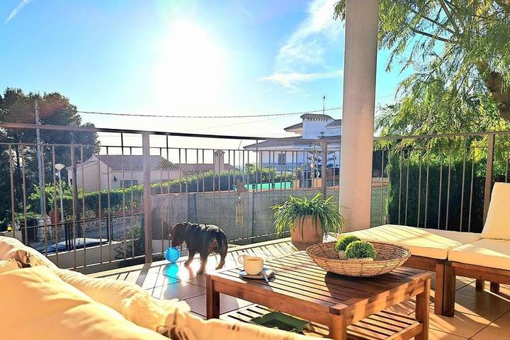 Location de vacances pour 10 personnes, avec jardin ainsi que vue et piscine, animaux acceptés à Chiva - 2