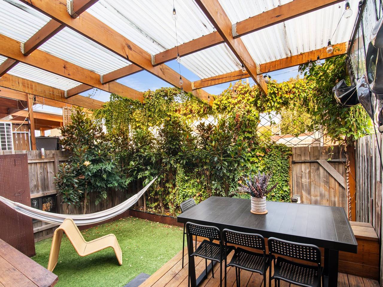 Entire apartment, Family Friendly 3-Bed with Courtyard & Parking in Melbourne, Moonee Valley City