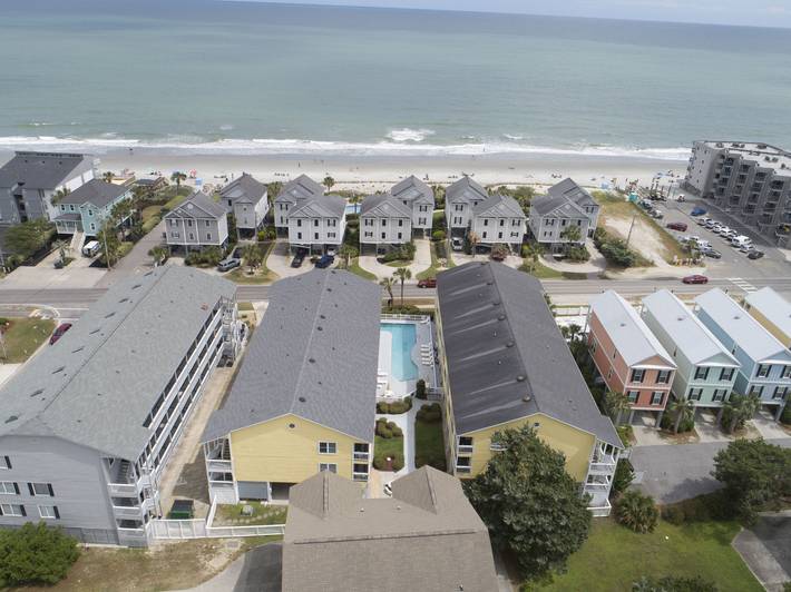 Vacation rental for 8 people, with pool and balcony in Garden City (SC)