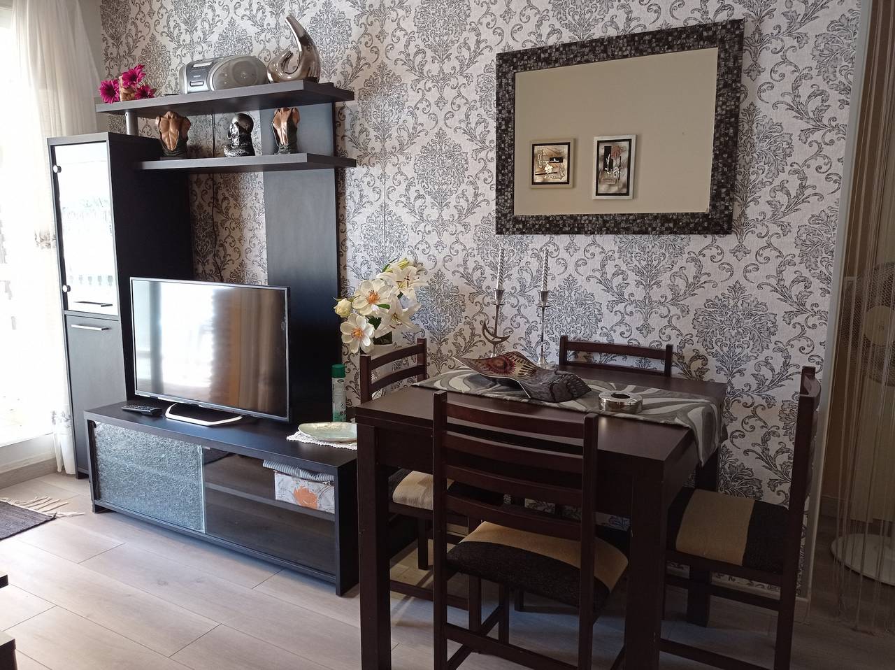 Ganze Wohnung, Dos dormitorios en planta baja, patio con barbacoa, piscina y pista de tenis. in Playa Xeraco, Xeraco