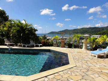 Location de vacances pour 3 personnes, avec vue ainsi que jardin et piscine, animaux acceptés dans Marina du Marin