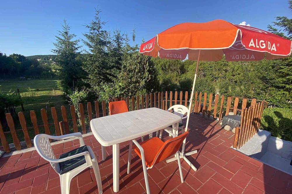 Casa vacacional con columpio y ducha de jardín in Kővágóörs, Lago Balatón