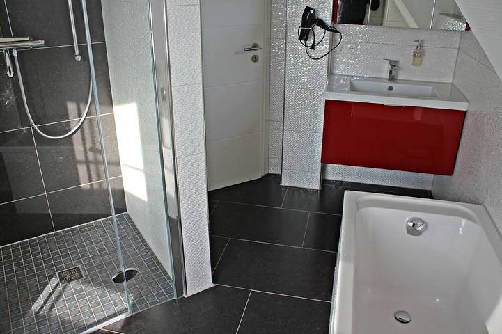 Entire apartment, 5-star hotel according to Dtv—pure luxury, just 200 meters from the beach—free Wi-Fi in Dranske, Ruegen