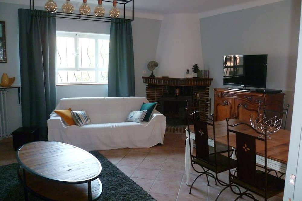 Apartamento entero, Alojamiento 3épis casa de campo de 1850, con piscina de borde infinito con nadar contra la corriente in Eyguières, Region de Arles