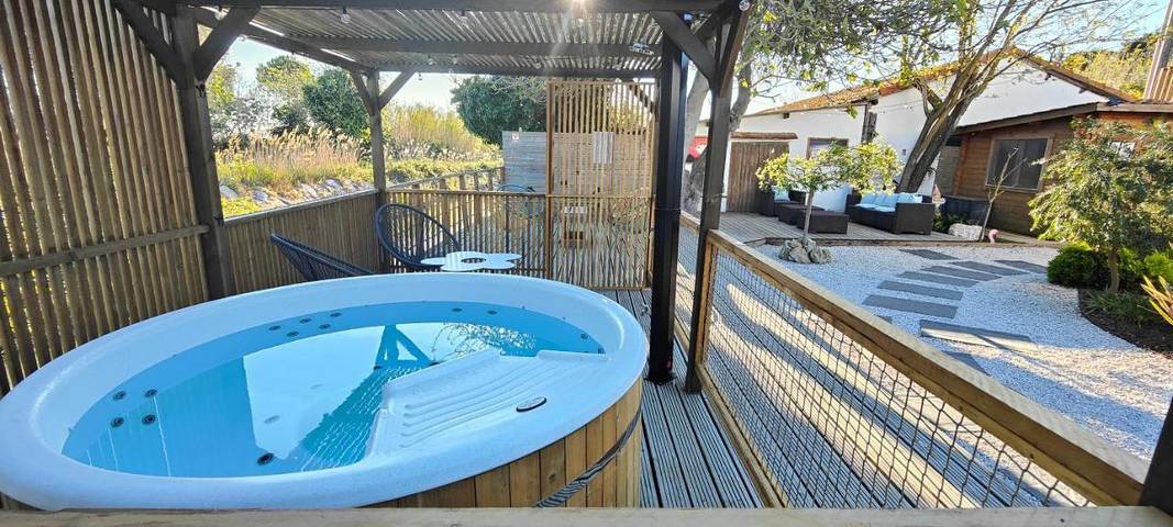 Appart’hôtel pour 2 personnes, avec Jacuzzi et Terrasse ainsi que Jardin et Vue